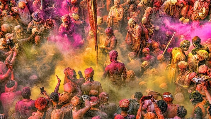होली के मौके पर चांदनी चौक और आसपास के इलाकों के रईस लाल गुलाल लेकर उनके यहां पहुंचते थे. बताया जाता है कि उस दिन मेटकाफ खास तौर पर कुर्ता-पायजामा पहनते थे और मेहमानों से मिलते थे.