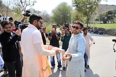 रश्मिका मंदाना और विजय देवरकोंडा ने शादी के बाद बांटी मिठाई, डब्बे पर दिखी दुल्हन की झलक, देखें तस्वीरें