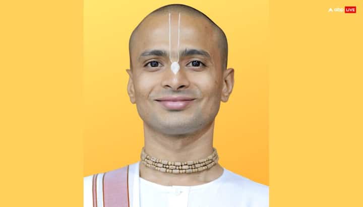 गौड़ीय वैष्णव (इस्कॉन) वाले गोपी चंदन से लंबी U आकृति बनाते हैं जो नाक की जड़ तक जाती है और नीचे तुलसी पत्र का चिन्ह् होता है.