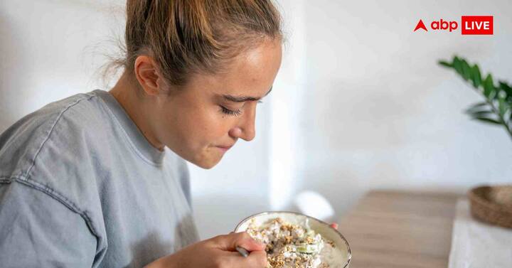 शोधकर्ताओं ने लगभग 2,000 वयस्कों पर किए गए 22 अलग-अलग अध्ययनों का विश्लेषण किया. इन अध्ययनों में 12 महीने तक इंटरमिटेंट फास्टिंग का प्रभाव देखा गया. सामान्य डाइट सलाह (जैसे कम कैलोरी लेना और संतुलित भोजन) या बिल्कुल कोई सलाह न देना की तुलना की गई. रिज्लट यह निकला कि वजन घटाने में इंटरमिटेंट फास्टिंग और सामान्य डाइट सलाह के बीच बहुत कम या कोई खास अंतर नहीं था. लाइफ की क्वालिटी में भी कोई बड़ा सुधार नहीं दिखा.