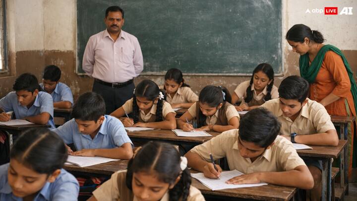 सोशल साइंस पढ़ने के बाद आप स्कूल, कॉलेज या यूनिवर्सिटी में शिक्षक या प्रोफेसर बन सकते हैं. इसके लिए आगे B.Ed या NET जैसी परीक्षाएं देनी होती हैं. टीचिंग लाइन एक सम्मानजनक और स्थिर करियर मानी जाती है.