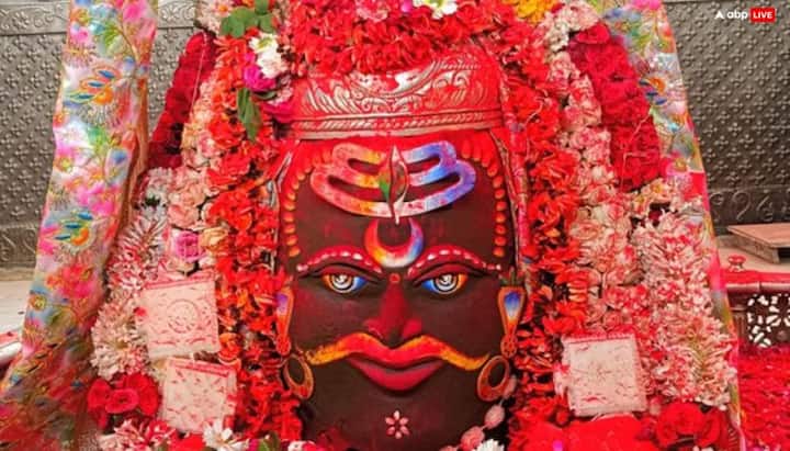 महाकाल मंदिर में धुलेंडी पर्व पर भस्म आरती से लेकर शाम को ग्रहण खत्म होने तक पट बंद नहीं किए जाएंगेइस दौरान श्रद्धालु भगवान महाकाल के दर्शन कर सकेंगे.
