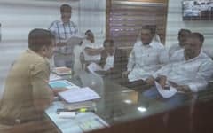 मुंबईत पोलिसांनी उडवून लावलं, रोहित पवार-युगेंद्र पवार वकिलांची अख्खी फौज घेऊनच बारामती पोलीस ठाण्यात पोहोचले PHOTOs