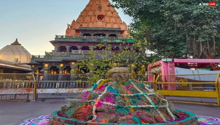 परंपरा अनुसार ग्रहण काल में भगवान को नियमित भोग नहीं लगाया जाएगा. सुबह दद्योदक और भोग आरती में केवल शक्कर का भोग लगेगा.