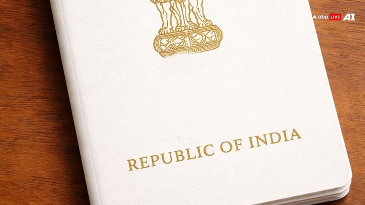 सफेद पासपोर्ट उन लोगों को दिया जाता है जो ऑफीशियली सरकारी ड्यूटी पर विदेश जाते हैं. यह उन सरकारी कर्मचारियों को जारी किया जाता है जो एडमिनिस्ट्रेटिव या ऑफिशियल हैसियत से भारत को लीड करते हैं. इस टाइप S या सर्विस पासपोर्ट के नाम से जाना जाता है.