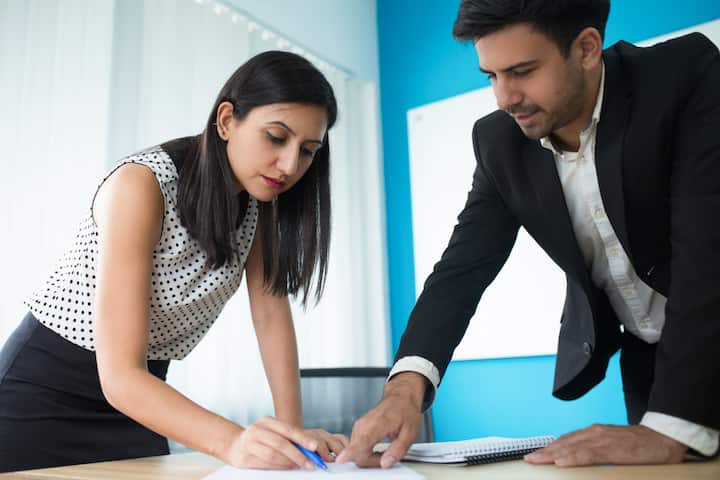 अगर आपको लोगों के साथ काम करना पसंद है, तो HR एक अच्छा विकल्प है. इसमें कर्मचारियों की भर्ती, ट्रेनिंग, ऑफिस मैनेजमेंट और उनकी समस्याओं का समाधान करना शामिल होता है. बड़ी कंपनियों में HR की काफी डिमांड रहती है.