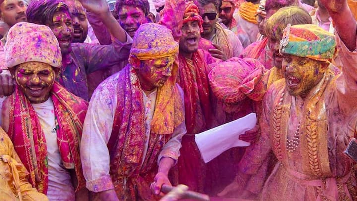 इन संस्मरणों में कहा गया है कि मेटकाफ को रंगों के त्योहार से परहेज नहीं था, लेकिन उन्होंने यह नियम बना रखा था कि उनके घर के अंदरूनी हिस्से में रंग न डाला जाए, क्योंकि वहां पर हवेली में उनके हीरो नेपोलियन के पुतले लगे थे और वे नहीं चाहते थे कि उन पर एक भी बूंद रंग जाए.