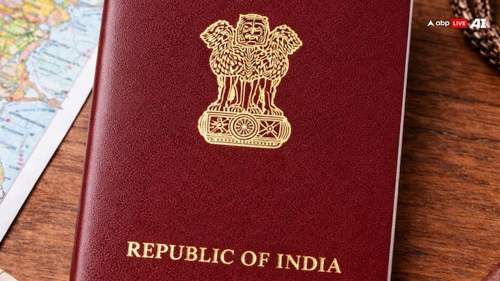 मैरून या लाल पासपोर्ट भारत में सबसे पॉवरफुल पासपोर्ट है. यह डिप्लोमेट, सीनियर सरकारी अधिकारी, एंबेसडर और संसद सदस्यों को जारी किया जाता है. इसे टाइप D या डिप्लोमेटिक पासपोर्ट के नाम से जाना जाता है. यह विदेश में तेज इमीग्रेशन क्लीयरेंस और डिप्लोमेटिक सुरक्षा जैसे खास अधिकार देता है.
