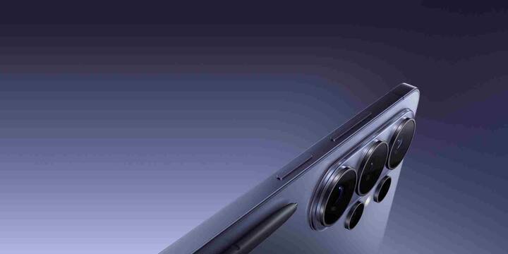 सैमसंग के इस फ्लैगशिप में 6.9 इंच का QHD+ डायनामिक AMOLED 2X डिस्प्ले दिया गया है जो 1Hz से 120Hz तक एडैप्टिव रिफ्रेश रेट सपोर्ट करता है. बेहतर आउटडोर विजिबिलिटी के लिए विजन बूस्टर तकनीक भी शामिल है. दूसरी तरफ, आईफोन 17 प्रो मैक्स में भी 6.9 इंच का LTPO सुपर रेटिना XDR OLED पैनल मिलता है जो 120Hz रिफ्रेश रेट और करीब 3000 निट्स की पीक ब्राइटनेस तक जाता है. स्क्रीन क्वालिटी दोनों में शानदार है लेकिन ब्राइटनेस और कलर ट्यूनिंग को लेकर सैमसंग को हल्का फायदा बताया जा रहा है.