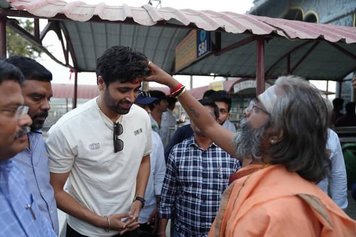 'డెకాయిట్' సినిమాలో 'రుబారో...' పాటను తిరుపతిలో ఫిబ్రవరి 27న విడుదల చేస్తున్నారు. దానికి ముందు ఆయన వరంగల్ భద్రకాళి ఆలయానికి వెళ్లారు. 