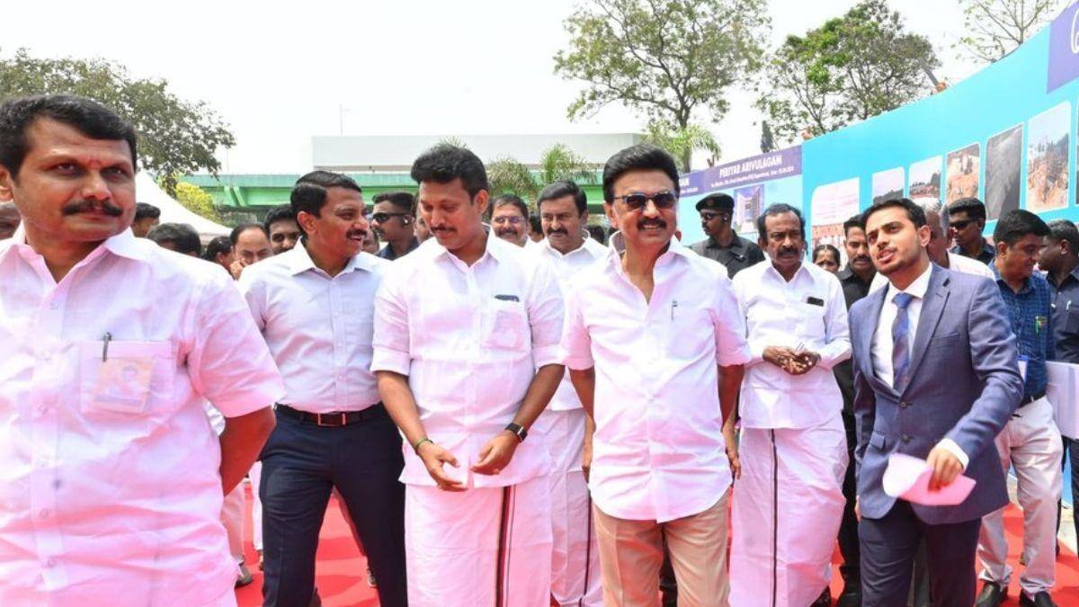 கோவை பெரியார் அறிவுலகத்தில் ஆய்வு... 3D கண்ணாடி அணிந்து முப்பரிமாண காட்சிகளை கண்டு ரசித்த முதல்வர்