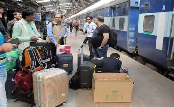 કેટલીકવાર, 3AC અથવા 2AC જેવા વર્ગોમાં બેઠકો ખાલી રહે છે. જો નીચલા વર્ગોમાં ભીડ હોય તો સિસ્ટમ આપમેળે અપગ્રેડ પ્રદાન કરી શકે છે. કેટલીકવાર, TTE પરિસ્થિતિના આધારે અપગ્રેડ પણ આપી શકે છે. આ સંપૂર્ણપણે ઉપલબ્ધતા પર આધાર રાખે છે.