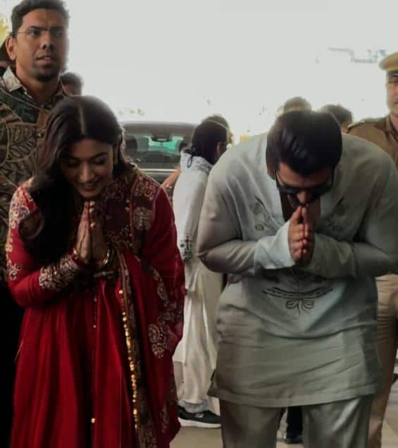 शादी के बाद पहली बार साथ दिखे रश्मिका मंदाना-विजय देवरकोंडा, झुककर किया पैपराजी को नमस्ते, लाल सूट में दिखा नई दुल्हन वाला ग्लो