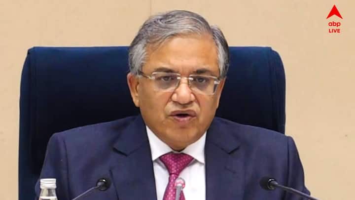 নির্বাচন কমিশন সূত্রে খবর, যাঁদের নাম থাকবে তাঁদের নামের পাশে 'অ্যাপ্রুভড' লেখা থাকবে। নাম বাদ গেলে থাকবে 'ডিলিটেড' লেখা। এছাড়া যাঁদের তথ্য যাচাইয়ের কাজ চলছে তাঁদের নামের পাশে থাকবে 'অ্যাজুডিকেশন'।