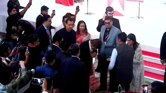 PHOTOS: शाहरुख खानची एंट्री, मुख्यमंत्री देवाभाऊंना वाकून नमस्कार; जादू की झप्पी देत दिलखुलास गप्पा