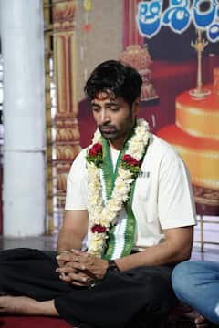 Adivi Sesh: వరంగల్ భద్రకాళి ఆలయంలో అడివి శేష్... 'డెకాయిట్' ప్రమోషన్స్ షురూ