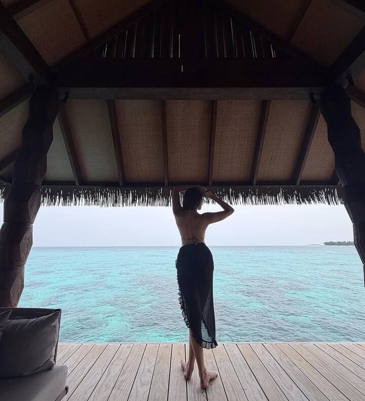 પ્રજ્ઞાના આ ફોટા ચાહકોને ખૂબ જ પસંદ આવી રહ્યા છે. તેઓ અભિનેત્રીના ગ્લેમરસ અવતાર અને કર્વી ફિગરની ટિપ્પણીઓ અને પ્રશંસા કરી રહ્યા છે.