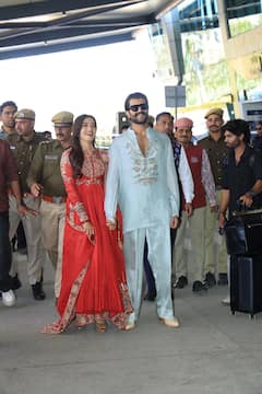 मांग में सिंदूर, हाथों में लाल चूड़ा, शादी के बाद पति विजय का हाथ थामे दिखीं रश्मिका मंदाना