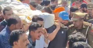 ਮਸ਼ਹੂਰ ਕ੍ਰਿਕਟਰ ਰਿੰਕੂ ਸਿੰਘ ਨੇ ਪਿਤਾ ਨੂੰ ਦਿੱਤੀ ਅੰਤਿਮ ਵਿਦਾਈ, ਹਰ ਅੱਖ 'ਚੋਂ ਵਹੇ ਹੰਝੂ