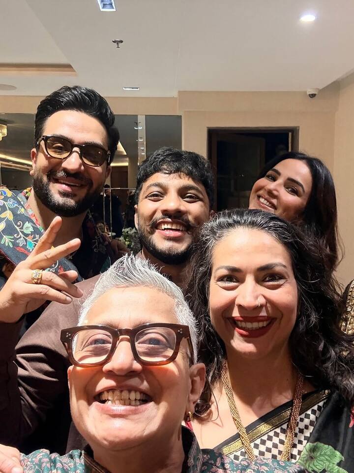 अली-जैस्मिन की इस इफ्तार पार्टी में कई बड़े सेलेब्स नजर आए. अली और जैस्मिन ने भी इस पार्टी को एंजॉय किया. सभी खुश और एक्साइटेड नजर आए.