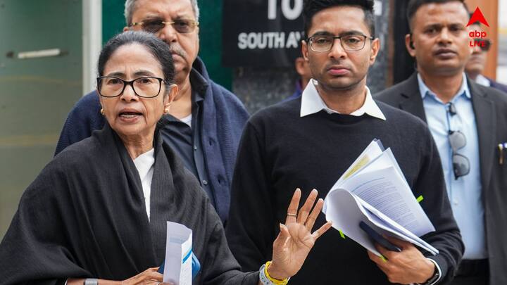 এদিকে, কমিশন সূত্রে জানা যাচ্ছে এসআইআরের চূড়ান্ত তালিকায় ৭ কোটি ৮ লক্ষকে একাধিক ক্যাটাগরিতে ভাগ করা থাকবে। দেখা যাবে 'ডিলিটেড' ক্যাটাগরি, থাকবে 'নিস্পত্তি হয়নি' এমন ক্যাটেগরি। এছাড়াও থাকবে 'অ্যাপ্রুভড' ক্যাটেগরি।