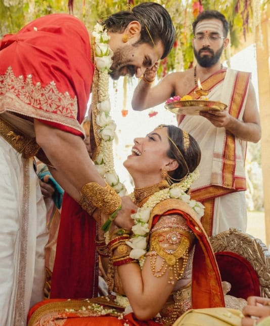 रश्मिका मंदाना और विजय देवरकोंडा की शादी की तस्वीरों ने इंटरनेट पर आग लगा दी है. फैंस कपल को वेडिंग तस्वीरों पर जान छिड़क रहे हैं.