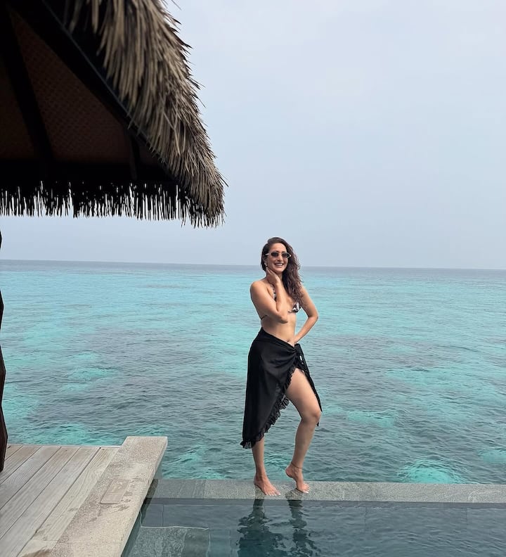 અભિનેત્રી ઘણીવાર ઇન્સ્ટાગ્રામ પર ફોટા શેર કરીને ચાહકોને પ્રભાવિત કરે છે. તાજેતરમાં, પ્રજ્ઞાએ પોતાની ગ્લેમરસ તસવીરો પોસ્ટ કરી છે.