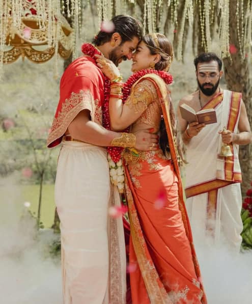 ये तस्वीर रश्मिका और विजय की वरमाला रस्म की है. जिसमें पंडित कुछ मंत्र पढ़ते हुए नजर आ रहे हैं जबकि न्यूली वेड कपल एक दूजे में खोए दिख रहे हैं.