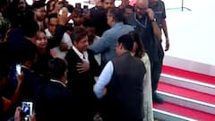PHOTOS: शाहरुख खानची एंट्री, मुख्यमंत्री देवाभाऊंना वाकून नमस्कार; जादू की झप्पी देत दिलखुलास गप्पा