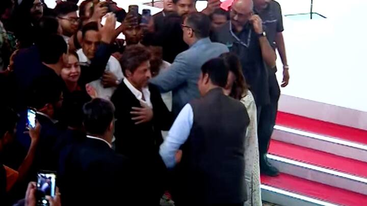 मुख्यमंत्री देवेंद्र फडणवीस आणि शाहरुख खान यांनी ऐकमेकांना नमस्कार केल्याचं पाहायला मिळालं.