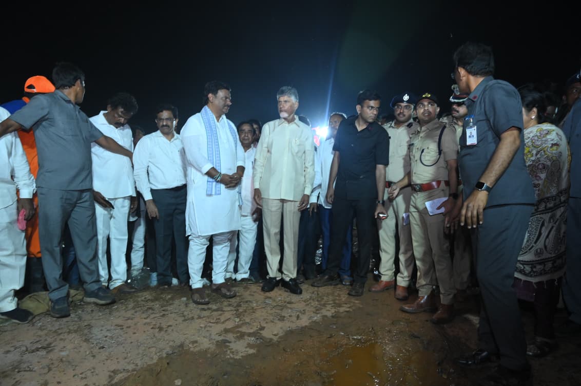 Kakinada Fireworks Explosion: వేట్లపాలెం ఘటనలో మృతుల కుటుంబాలకు రూ.20 లక్షలు, పక్కా ఇళ్లు- నలుగురు అధికారులపై వేటు!