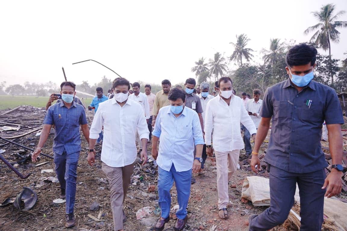 Kakinada Fire Cracker Explosion: బాణసంచా పేలుడు బాధితుల్ని ఆస్పత్రిలో పరామర్శించిన మంత్రి కందుల దుర్గేష్