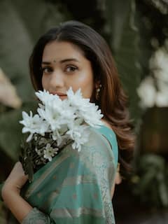 तेरे चेहरे से नज़र नहीं हटती! आकाशी रंगाची साडी अन् हातात फुलं; ह्रता दुर्गुळेच्या मोहक लूकवर चाहते फिदा