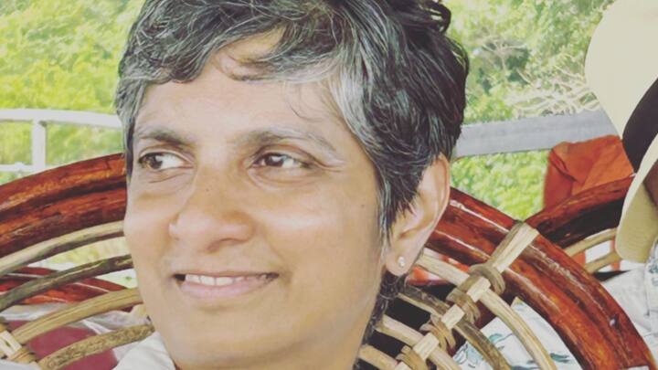 একাধিক গুরুত্বপূর্ণ মামলায় যুক্ত থেকেছেন মেনকা, অগাস্টা-ওয়েস্টল্যান্ড ঘুষ মামলা থেকে শিক্ষার অধিকার মামলা। শিক্ষার অধিকার মামলায় ৬ থেকে ১৪ বছর বয়সি ছেলেমেয়েদের বিনামূল্যে শিক্ষার অধিকার প্রতিষ্ঠিত হয়।