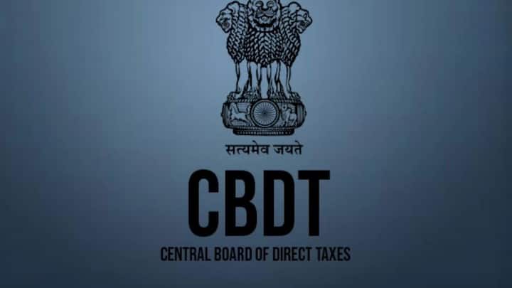 यानी सोना कितने रुपये का है इस पर जांच नहीं होती. बल्कि कितना ग्राम है इस बात को देखा जाता है. सेंट्रल बोर्ड ऑफ डायरेक्ट टैक्सेस ने एक लिमिट तय की है. शादीशुदा महिला 500 ग्राम तक, अविवाहित महिला 250 ग्राम तक और परिवार का पुरुष सदस्य 100 ग्राम तक गहने रख सकता है.