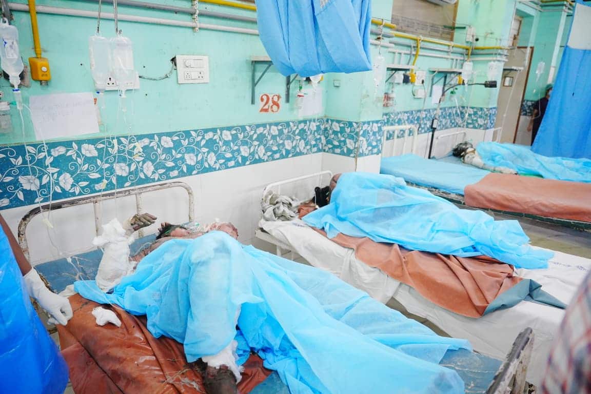 Kakinada Fire Cracker Explosion: బాణసంచా పేలుడు బాధితుల్ని ఆస్పత్రిలో పరామర్శించిన మంత్రి కందుల దుర్గేష్