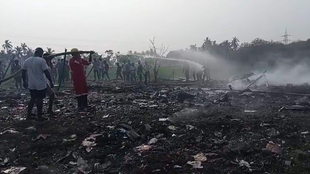 AP CM Chandrababu: వేట్లపాలెంలో బాణసంచా పేలుడు స్థలాన్ని పరిశీలించిన సీఎం చంద్రబాబు