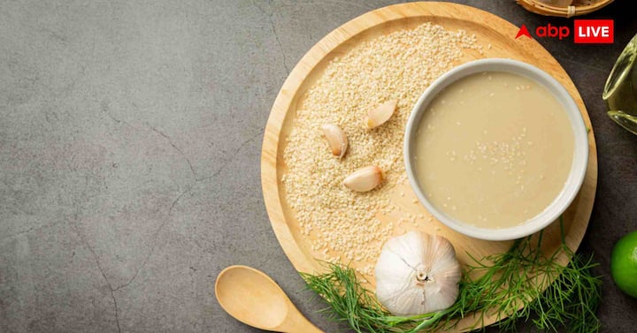 असली पेस्ट हमेशा चिकना और मुलायम होता है. अगर पेस्ट दानेदार, खुरदुरा या गुठलियों जैसा लगे, तो समझ लें कि उसमें मिलावट हो सकती है. इसे चेक करने के लिए थोड़ा पेस्ट हाथ पर लेकर उंगलियों से रगड़ें. अगर वह स्मूद लगे तो ठीक है, लेकिन अगर दाना-दाना महसूस हो तो सावधान हो जाएं.