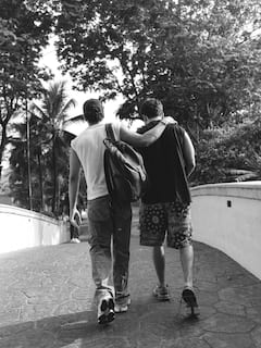 भाई-भाभी के साथ बीच वेकेशन पर गए ईशान खट्टर, देखें परिवार की फोटोज