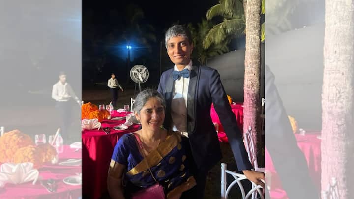 আইনজীবী অরুন্ধতী কাটজুর সঙ্গে দীর্ঘদিনের সম্পর্ক মেনকার। সম্পর্ক নিয়ে কোনো রাখঢাক নেই তাঁদের। সোশ্যাল মিডিয়ায় প্রায়শ নিজেদের ছবি পোস্ট করেন তাঁরা, পরস্পরকে উৎসাহ জোগান।