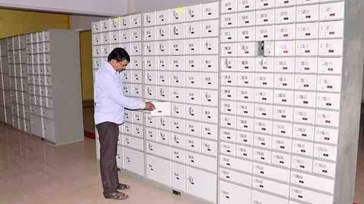 ऐसे में मन में सवाल जरूर आता है अगर आपके लाॅकर में कुछ कीमती सामान रखा हो. और वह सामान चोरी हो जाए. तो ऐसे में आपको कितना मुआवजा मिल सकता है. तो बता दें 2022 के नियमों के अनुसार बैंक अधिकतम लॉकर के सालाना किराए के 100 गुना तक ही मुआवजा देगा.