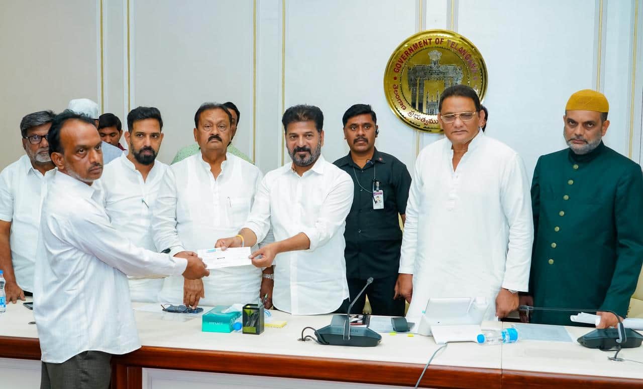 CM Revanth Reddy: మదీనా ప్రమాద మృతుల కుటుంబాలకు పరిహారం చెక్ లు అందించిన సీఎం రేవంత్ రెడ్డి