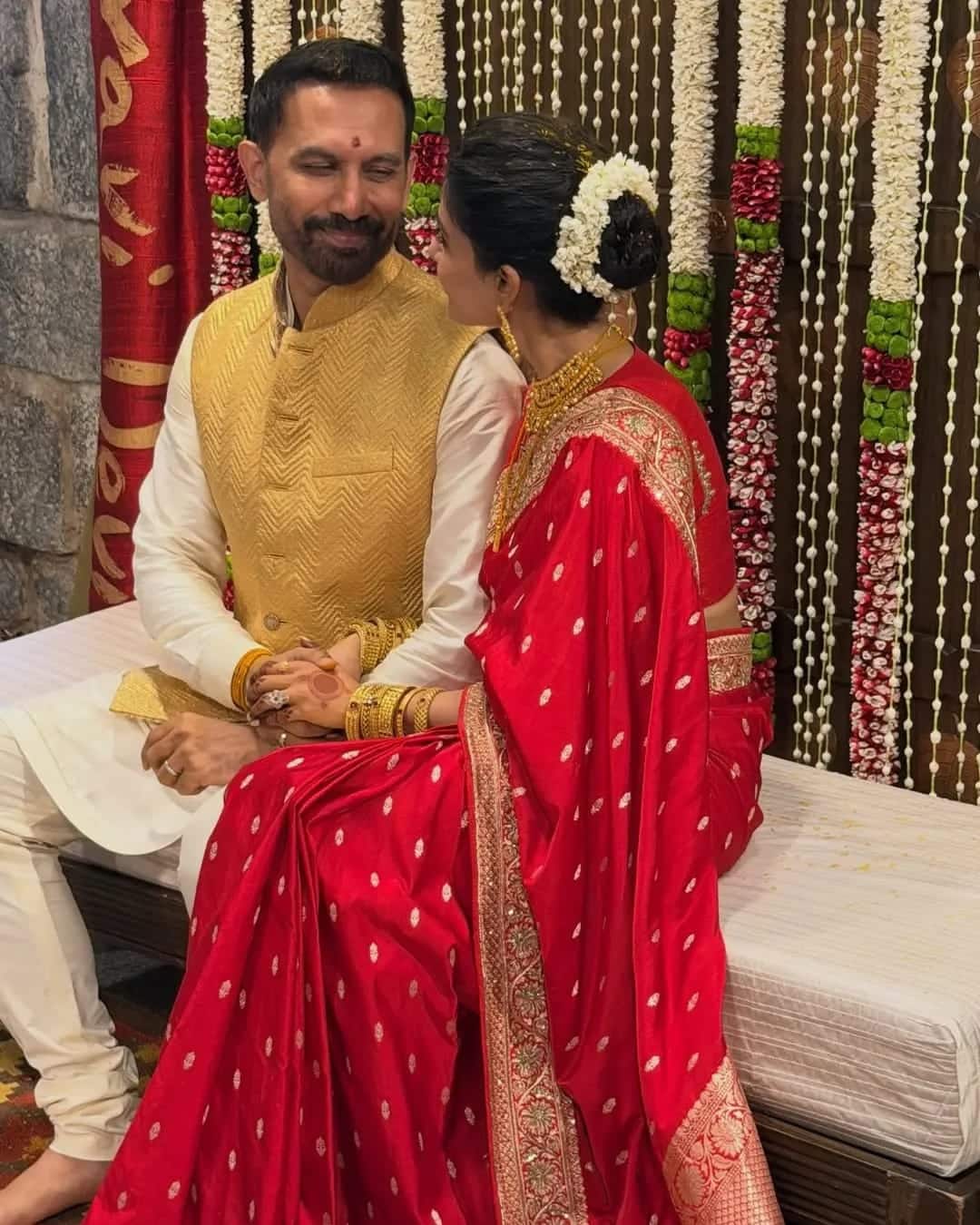 Actress Samantha Ruth Prabhu married filmmaker Raj Nidimoru in a private ceremony on 1 December 2025. This wedding was a very simple affair, in which only family and close friends attended. Samantha has always kept her personal life private, so the news of her marriage surprised the fans. This festival can make the happiness of their life more special.