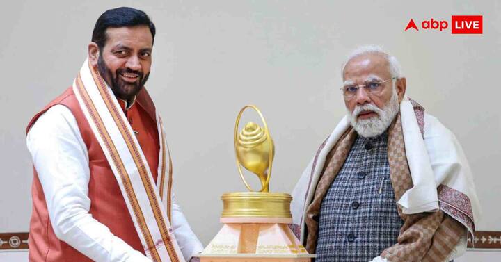 सीएम विंडो पर आने वाली शिकायतों की हर सप्ताह समीक्षा की जाती है. अधिकारियों को सख्त निर्देश दिए गए हैं कि वे समय पर शिकायतों का निपटारा करें. अच्छा काम करने वाले अधिकारियों को सम्मानित भी किया जाता है. सरकार का दावा है कि सभी शिकायतों का डाटा सुरक्षित रखा जाता है और सिस्टम इस तरह बनाया गया है कि बिजली न होने की स्थिति में भी कुछ दिनों तक काम करता रहे.