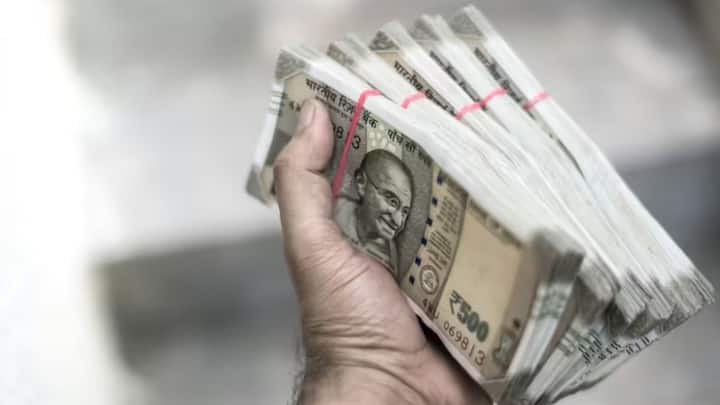 यानी कि अगर किराया 4000 रुपये है तो अधिकतम मुआवजा 4 लाख रुपये होगा. चाहे नुकसान इससे ज्यादा क्यों न हो. प्राकृतिक आपदा जैसे बाढ़, भूकंप या आग की कुछ स्थितियों में बैंक जिम्मेदार नहीं माना जाता. इसलिए लॉकर लेते समय एग्रीमेंट ध्यान से पढ़ना जरूरी है.
