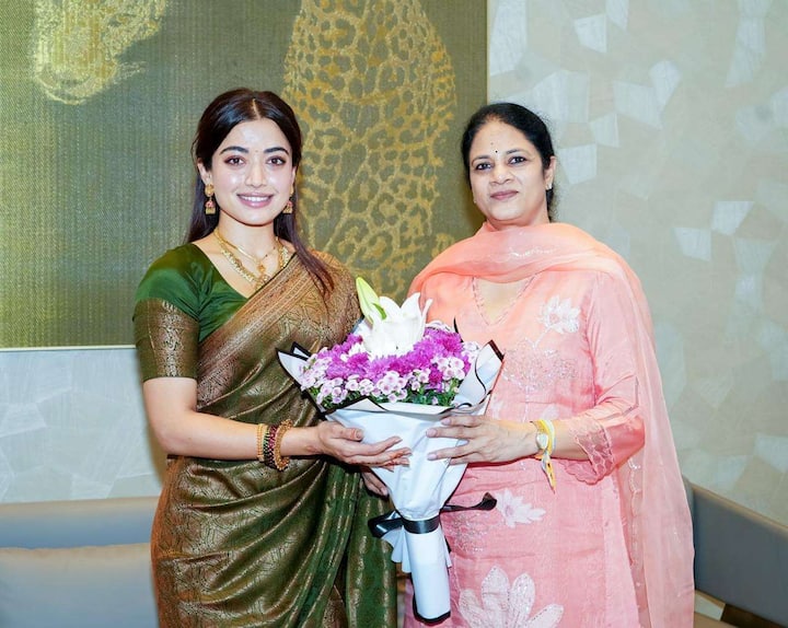 తెలంగాణ సీఎం రేవంత్ రెడ్డి ఫ్యామిలీని నేషనల్ క్రష్ రష్మిక కలిశారు. ఆమెకు రేవంత్ భార్య ఘన స్వాగతం పలికారు.