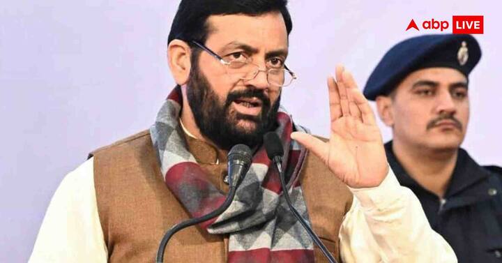 हरियाणा सरकार ने ऑनलाइन शिकायत दर्ज करने के लिए सीएम विंडो पोर्टल शुरू किया है. शिकायत दर्ज करने के लिए आधिकारिक वेबसाइट (cmharyana.gov.in) पर जाएं. शिकायत दर्ज करें विकल्प चुनें. अपना नाम, पता, मोबाइल नंबर और अन्य जरूरी जानकारी भरें. समस्या का पूरा विवरण लिखें. जरूरी दस्तावेज अपलोड करें. शिकायत सबमिट करने के बाद आपको एक रसीद या रजिस्ट्रेशन नंबर मिलेगा.इस नंबर से आप अपनी शिकायत की स्थिति ऑनलाइन देख सकते हैं.