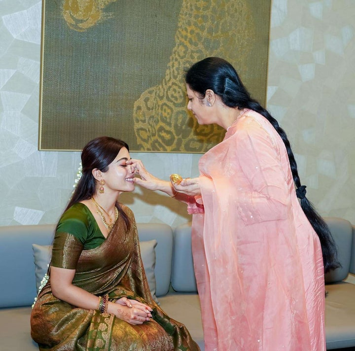 నూతన వధువును సంప్రదాయబద్ధంగా ఆశీర్వదించారు. అనంతరం ఈ నెల 4న జరిగే వివాహ రిసెప్షన్కు హాజరు కావాలని వారిని ఆహ్వానించారు.