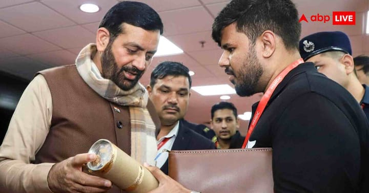 सबसे पहले आपको संबंधित विभाग या अधिकारी के पास अपनी समस्या रखनी चाहिए. अगर वहां से समाधान नहीं मिलता, शिकायत को नजरअंदाज किया जाता है या अनावश्यक देरी की जाती है, तब आप मुख्यमंत्री कार्यालय से संपर्क कर सकते हैं यानी सीएम से शिकायत करना अंतिम कदम माना जाता है, जब बाकी स्तर पर समाधान न मिले.