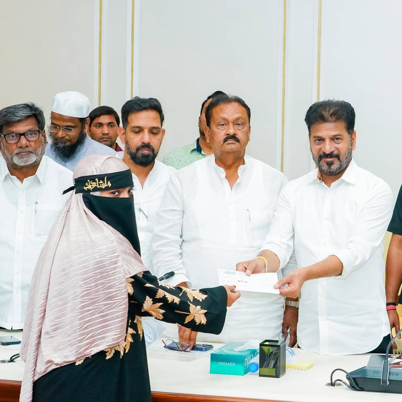 CM Revanth Reddy: మదీనా ప్రమాద మృతుల కుటుంబాలకు పరిహారం చెక్ లు అందించిన సీఎం రేవంత్ రెడ్డి